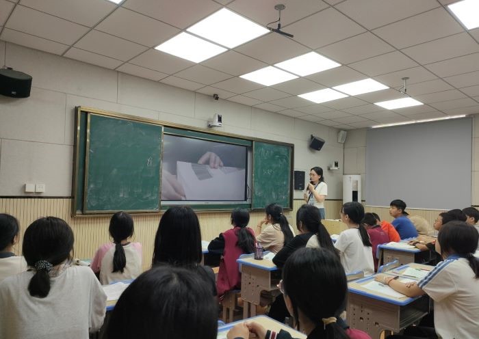 玩转智能AI 让课堂“活”起来——万载县高城初中举行“AI赋能教学”青年教师优质课竞赛