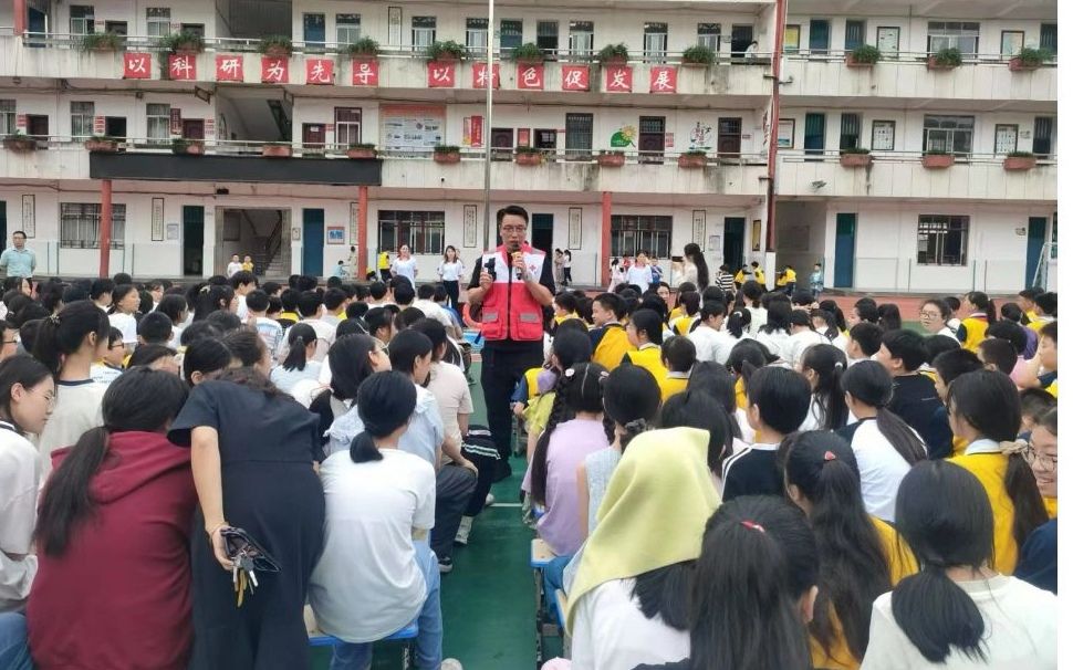 共筑防溺水安全防线，守护少年生命之光——南城县实验小学开展防溺水知识宣讲暨救护演练活动