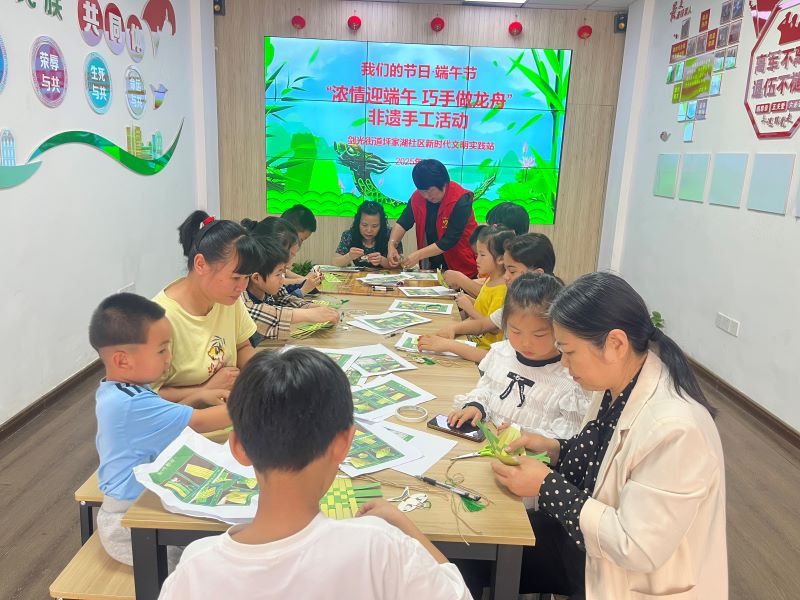 丰城市剑光街道坪家湖社区：亲子携手 共度端午非遗时光