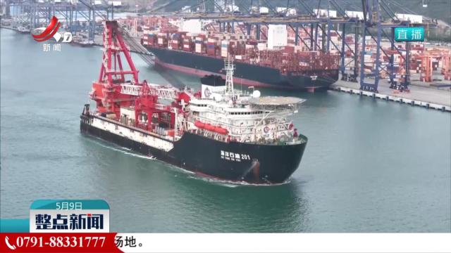 我国首艘深水铺管起重船启航进行首次国际作业