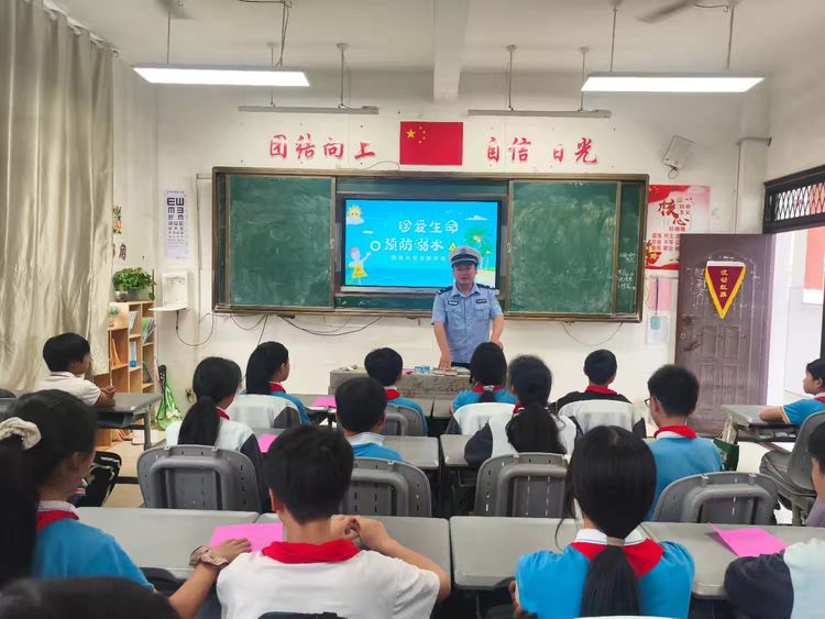 南丰县太和小学：公安部门与家长同上一堂安全教育课