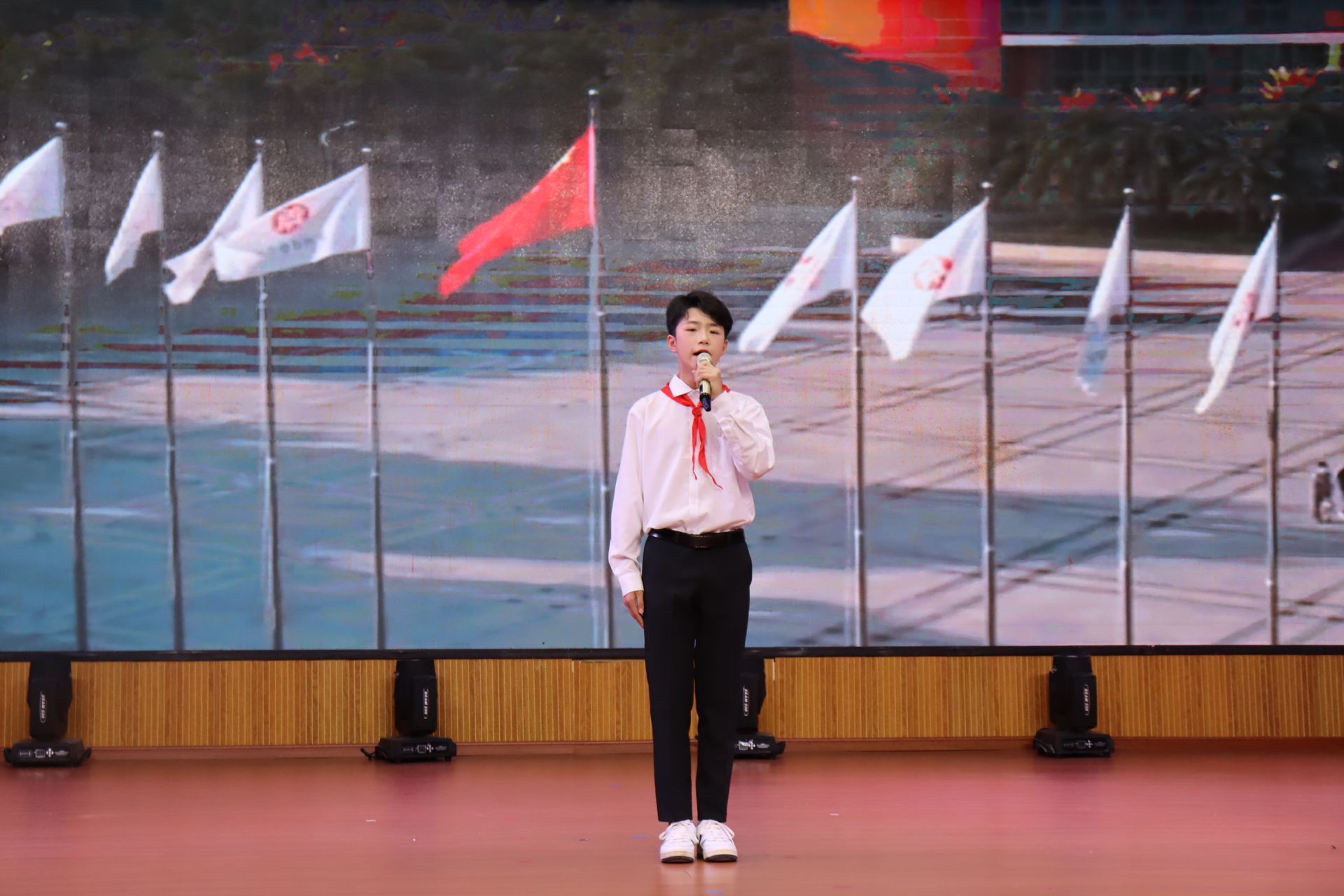 南城县泰伯学校教育集团举办“爱我国防”主题演讲比赛