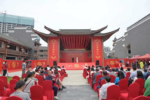 贵溪：14对新人践行零彩礼 集体婚礼演绎浪漫新风尚