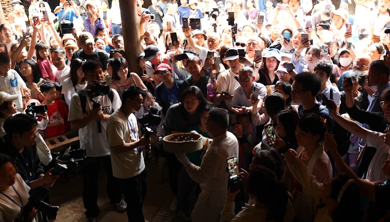 江西景德镇：旅游市场火热 古窑景区人气爆棚