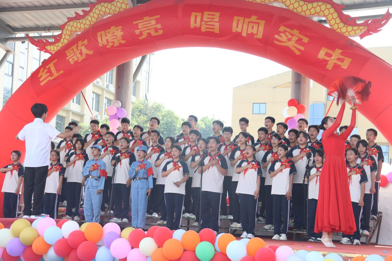 “歌声嘹亮 唱响实中”——南城县实验中学五月团旗红合唱比赛圆满落幕