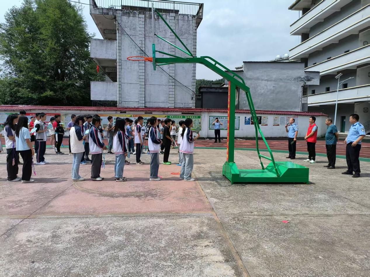 防溺水宣传进校园 筑牢学生安全防线——乐安县谷岗乡政府与派出所工作人员到谷岗中学进行课间防溺水宣传