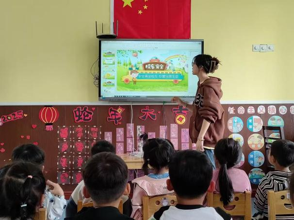 南城县株良镇中心幼儿园开展2025年春季校车安全应急演练