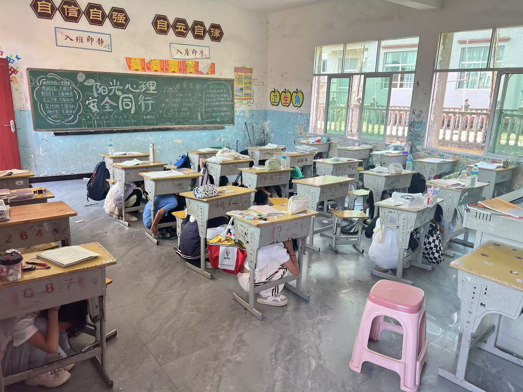 以“练”防筑 临“震”不惊——乐安县航桥学校开展防震避险应急演练