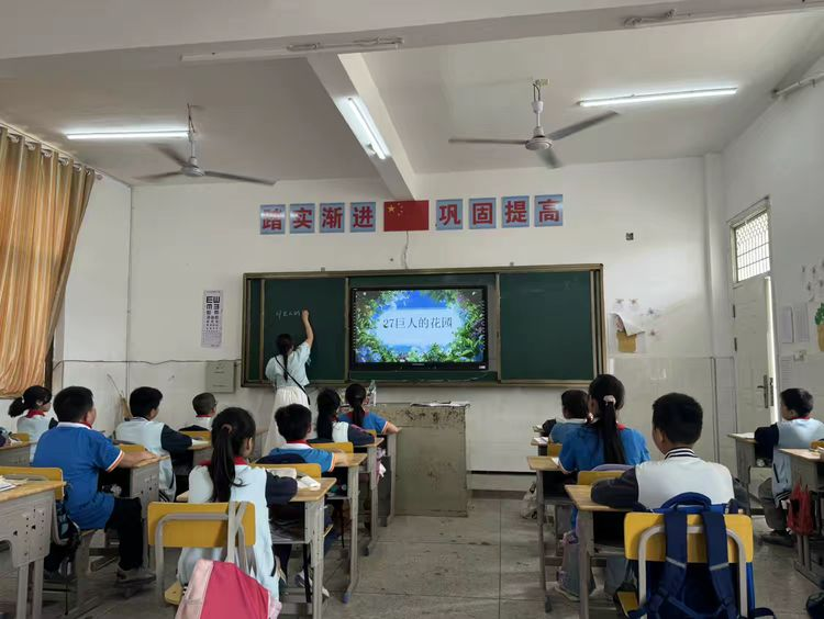 送教沐花香，学思共致远——南丰县白舍镇中心小学“深耕细研促发展”系列教研活动