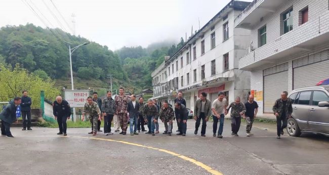万载森工林场官元山分场开展“爱劳动 庆五一”劳动节文体活动