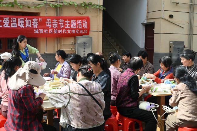 宜丰县城西社区开展“巧手编织 让爱温暖如春”母亲节主题活动