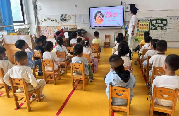 崇仁县第二幼儿园关工委开展“爱在心中，感恩最美”系列活动
