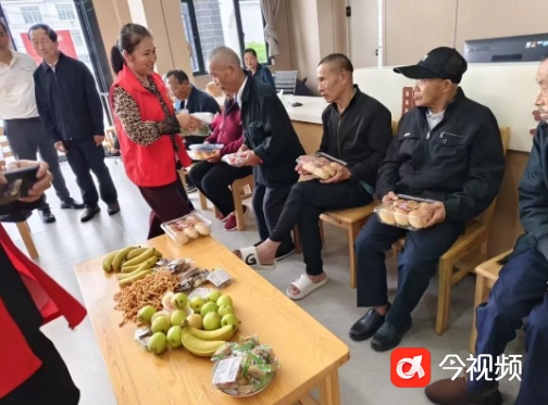 上饶市横峰县各地举办“关爱老人·从我做起”爱心活动
