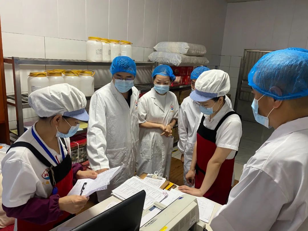 九江外国语学校膳食监督家长委员会到濂溪校区开展食堂专项检查工作