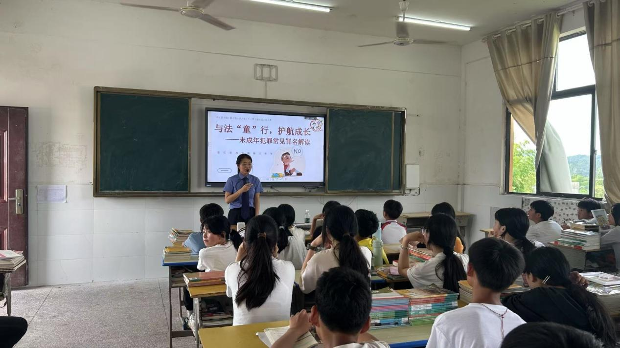 法治之光，照亮成长之路——崇仁县关工委刘莹姐姐工作室走进许坊乡初级中学