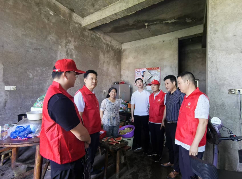 爱我上饶 当好主人翁丨上饶市广丰区霞峰镇携手霞峰商会开展端午走访活动 积极打造社会治理“共同体”