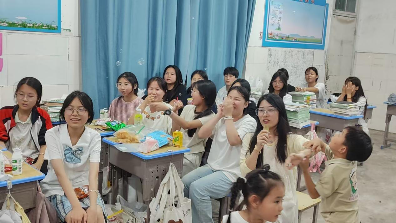 崇仁县道南学校关工委开展六一儿童节活动，共筑欢乐童年