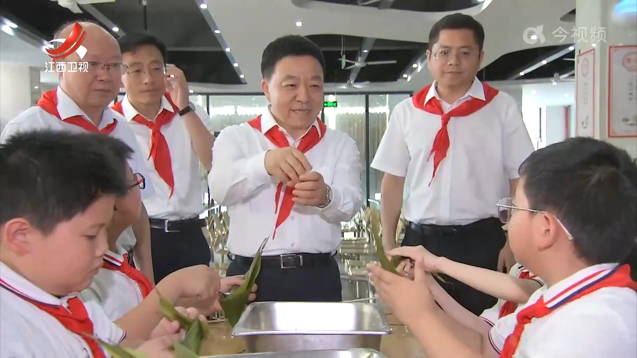 叶建春与少年儿童一起欢庆“六一”国际儿童节