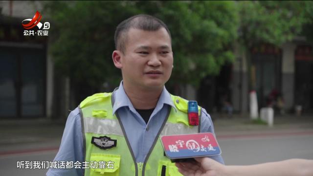 南昌县：女子突发癫痫口吐白沫 两名辅警紧急护送