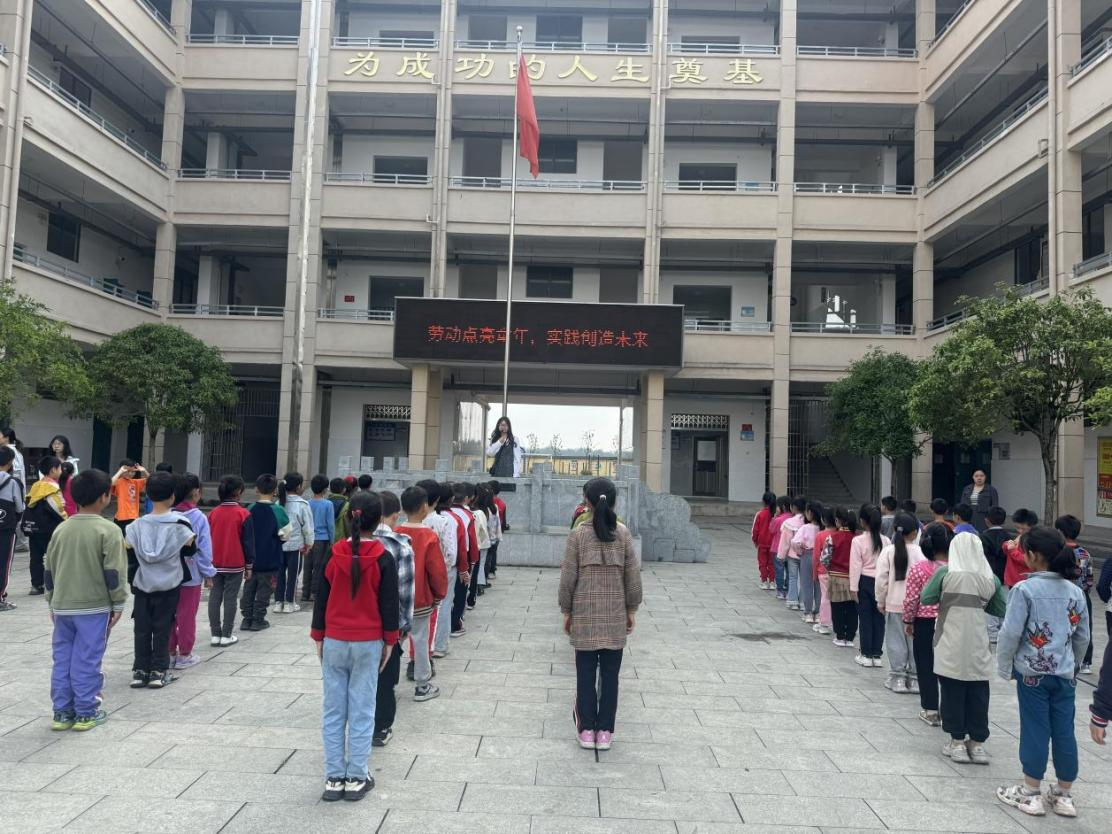 劳动点亮童年，实践创造未来——崇仁县白陂乡中心小学关工委开展“劳动最光荣”主题活动
