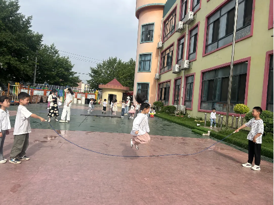 观儿童视角 品游戏趣味——崇仁县第二幼儿园开展户外游戏观摩评比活动