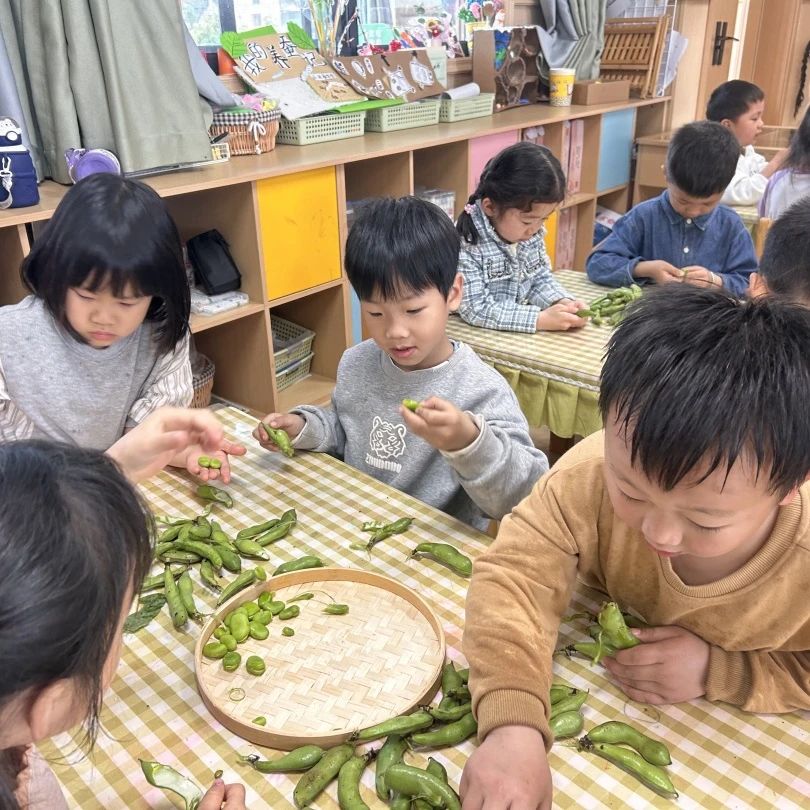 劳动最光荣，快乐共成长——崇仁县第四幼儿园开展五一主题活动