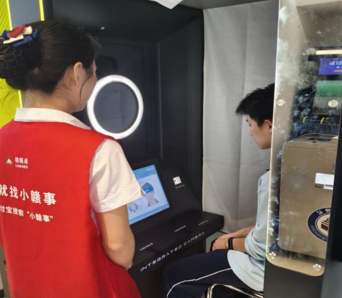 江西万载：AI赋能证件照拍摄 让群众“一次拍好”