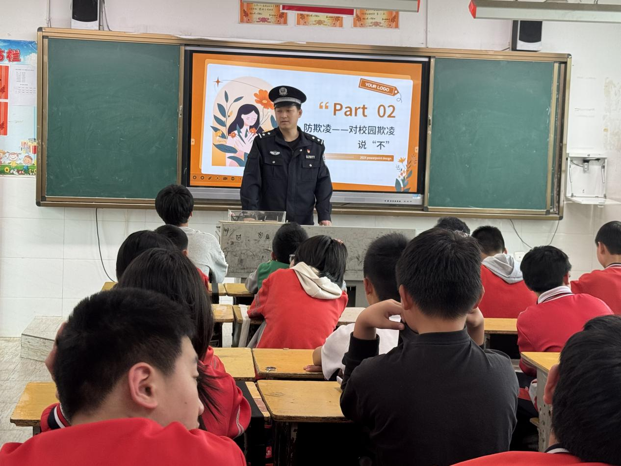 黎川县公安局丁清豪开展法治副校长进校园活动，为学生筑牢安全防线