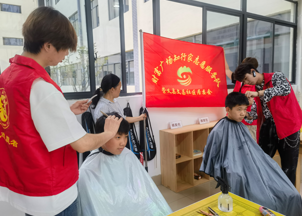 崇义县阳明中学携手社区与企业开展公益理发活动