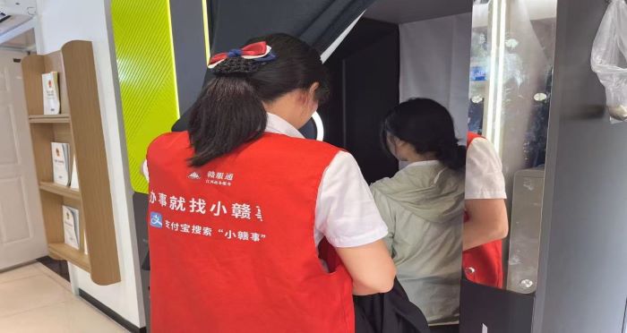 万载县政务服务中心：创新“三办”服务模式 护航学子办证无忧