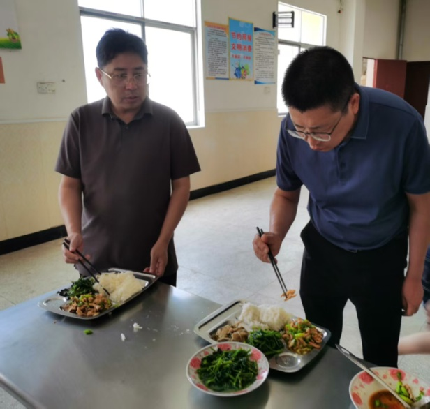 多方关怀暖校园 爱心捐赠励学子