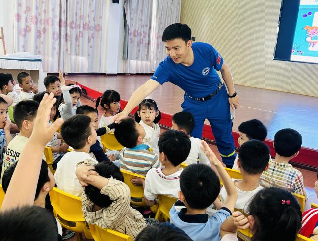 携手蓝天救援 守护生命安全——蓝天救援队走进崇仁县幼儿园关工委