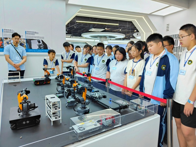 九江外国语学校组织学生赴九江市人工智能科创基地开展科技实践教育活动