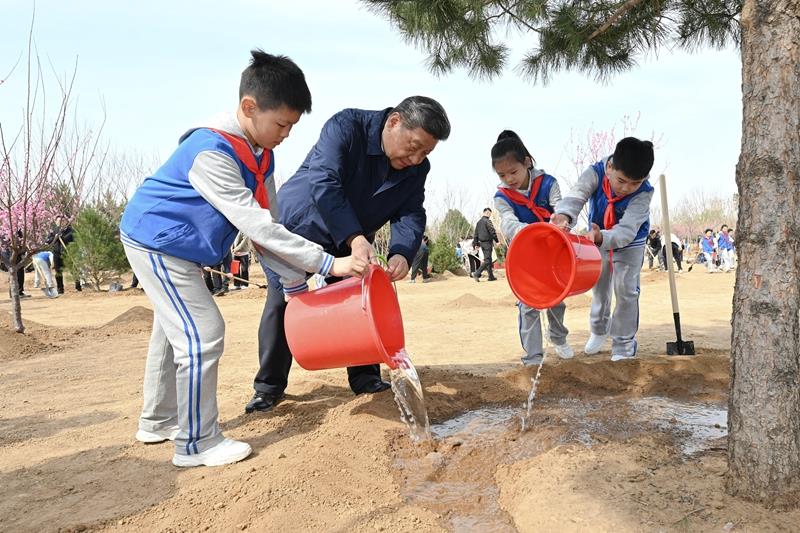 时政微观察丨总书记深情寄望“小树苗” 