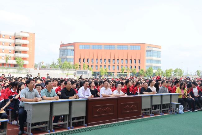 励志宣讲梦启航 成长之路心向阳——宜春市优秀残疾人励志宣讲团走进灰埠中学