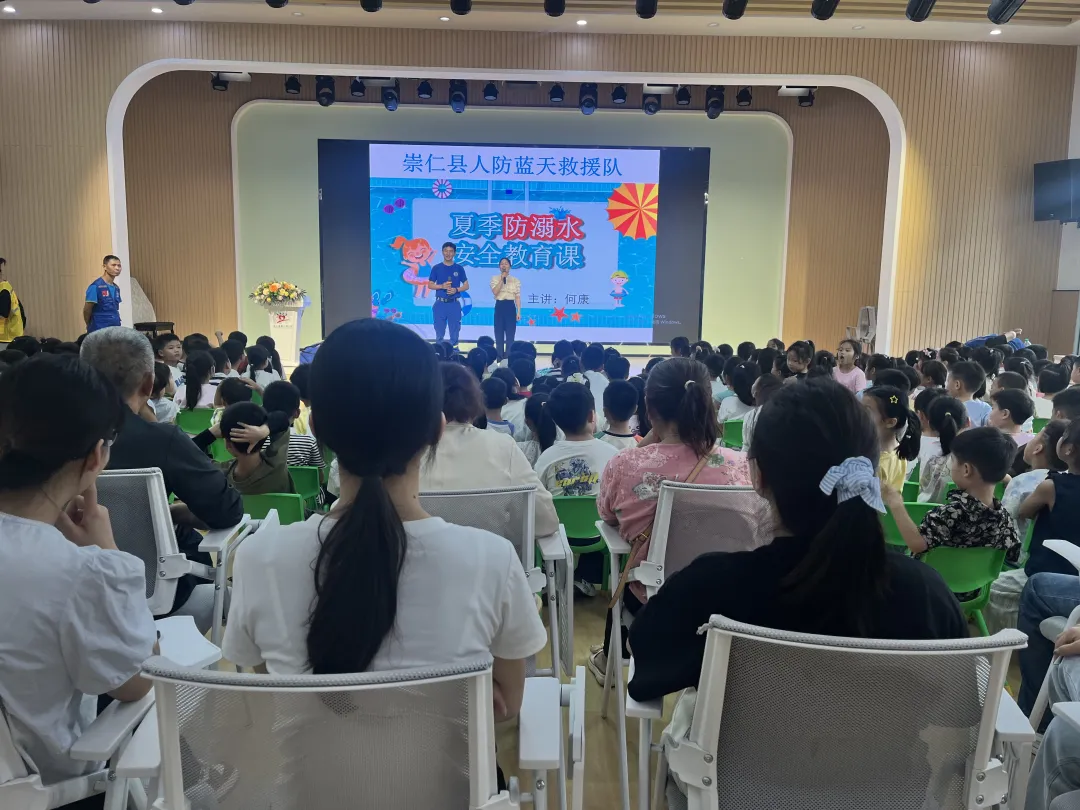 崇仁县第二幼儿园关工委邀请崇仁县人防蓝天救援队走进校园开展防溺水安全宣讲及应急救护培训