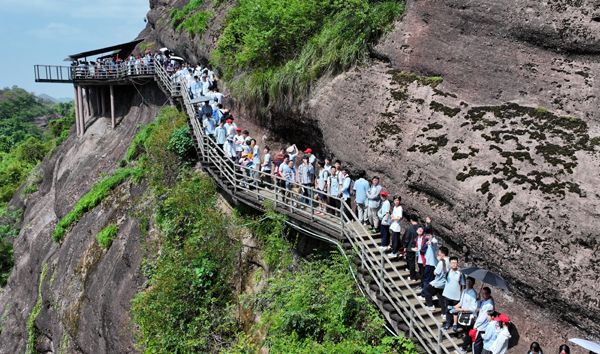 鹰潭龙虎山：千名少年走进“现实版地理教科书”开启奇妙之旅