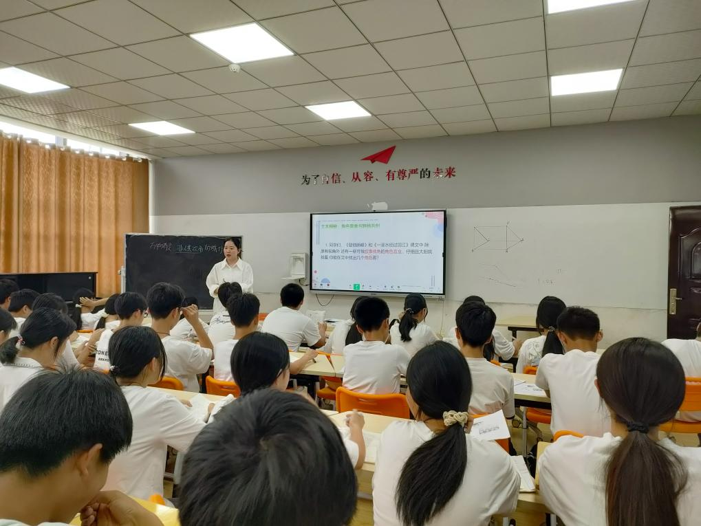 聚焦任务群设计 共探创新课堂实践——南昌师范学院与南城实验中学协同提质语文组教研活动