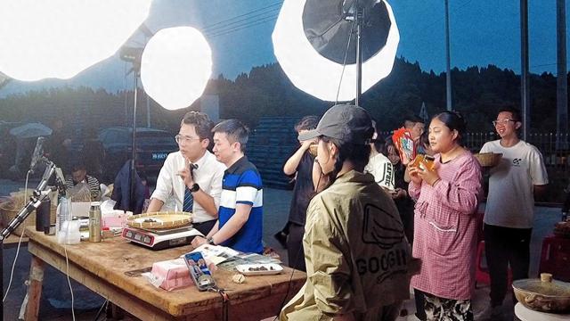 长天新闻丨江右时评：村干部变“主播” 是“赶潮流”还是“不务正业”？