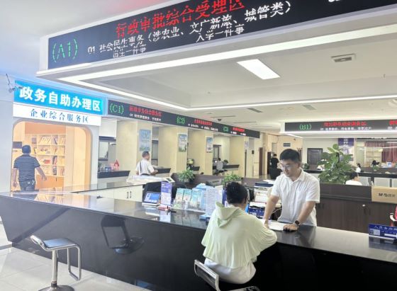 江西万载：“多证联办”高效办成一件事