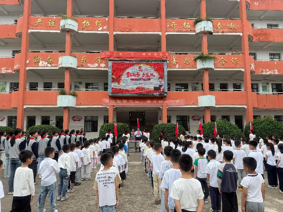 抚州高新区第三小学举行少先队新队员入队仪式