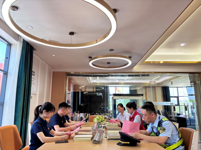 江西省交通运输执法局十支队一大队持续开展“路政宣传月”活动送法进企业 优化营商环境