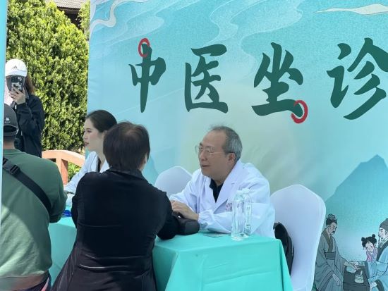 宜春市中医院“五一”期间开展“中医文化进景区”活动获游客点赞