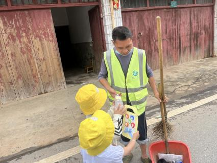 崇仁县河上镇中心幼儿园开展“向劳动人民致敬”社会实践活动