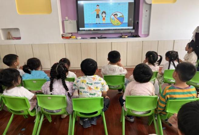 谨防溺水 安全伴我行——崇仁县幼儿园关工委开展2025年春季学期防溺水安全演练活动