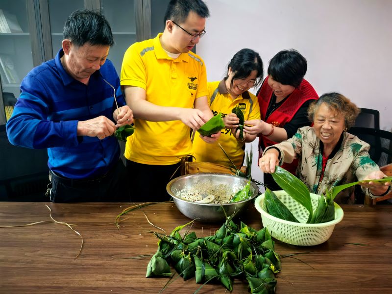 宜春市袁州区凤凰街道：粽香传情暖人心 关爱服务更贴心
