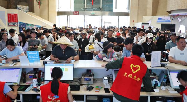 鹰潭龙虎山景区五一人气“狂飙”：沉浸式体验与有序服务双在线