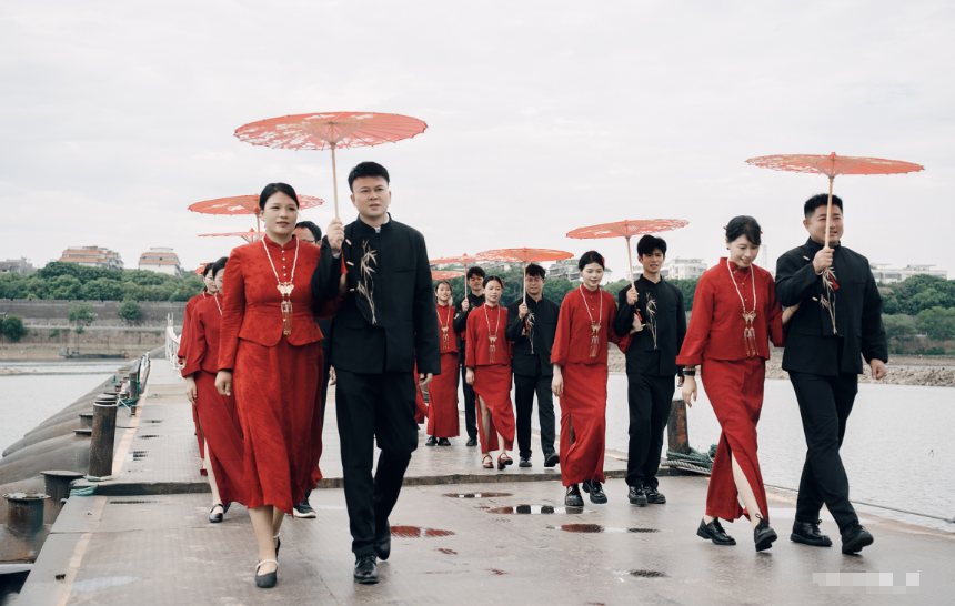 树文明婚俗新风！10对新人在赣州市章贡区举行集体婚礼