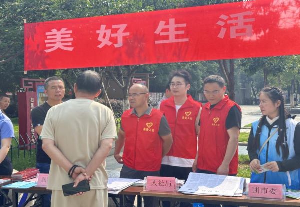 弘扬法治精神 共筑和谐社会——高安市人社局开展民法典宣传月集中宣传活动