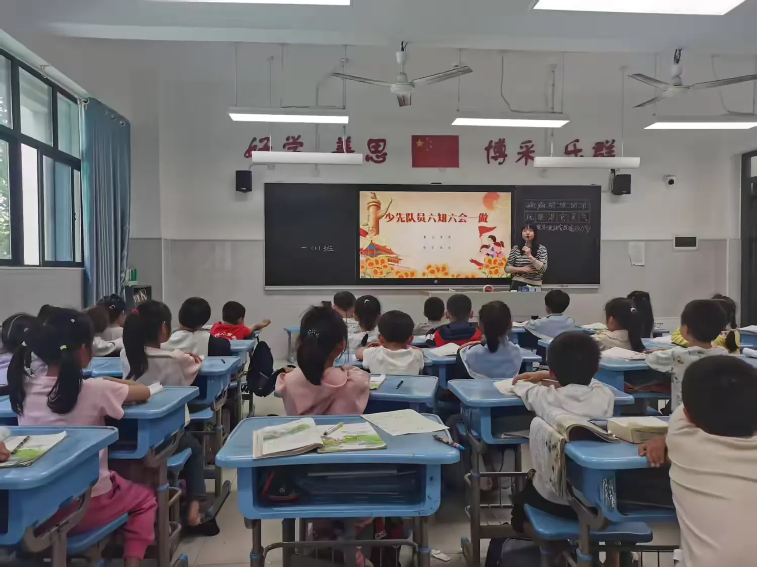 传承红色基因  开启入队新程——高新二小一年级第一批新队员入队仪式